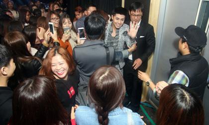 Noo Phước Thịnh bị hàng trăm fan vây quanh trong buổi fan-meeting ở Hàn Quốc