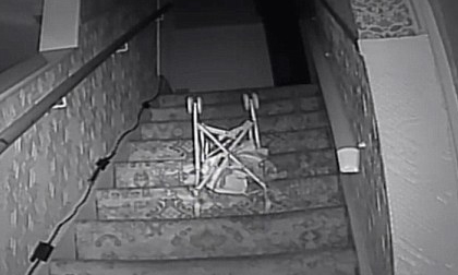 Rợn tóc gáy: Chiếc ghế tự rơi giữa chốn không người trong căn nhà ma ám nổi tiếng