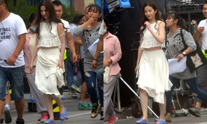 Mặc đẹp như công chúa nhưng Lưu Diệc Phi lại đi dép lê giống 'gái quê'