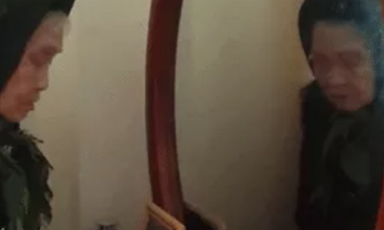 Ai rồi cũng già: Chạnh lòng với clip người bà nói chuyện với... gương