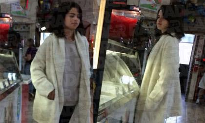 Rò rỉ hình ảnh Selena Gomez xuất hiện lần đầu trong khi đang dưỡng bệnh