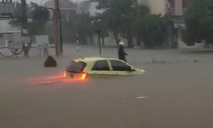 Ô tô 'ngụp lặn' giữa biển nước ở Quảng Bình sau trận mưa lớn