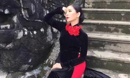 Ca sĩ Lệ Quyên đẹp nền nã trong tà áo dài