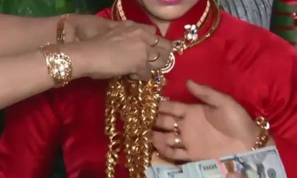 Biết mẹ chồng trao vàng giả cô dâu vẫn tươi cười nhận, nhưng khi đám cưới xong thì đây là cách cô con dâu cảm ơn “lòng tốt” của bà