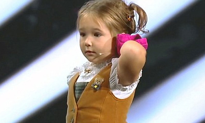 Cô bé 4 tuổi nói được 7 thứ tiếng khiến cả thế giới kinh ngạc