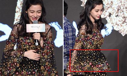 Angela Baby cẩn thận lấy tay che bụng bầu đã bắt đầu lùm lùm