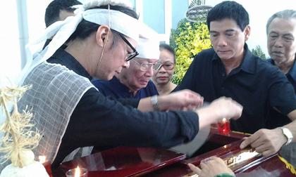  Fan xúc động trước hình ảnh Trần Lực nhìn mặt mẹ lần cuối