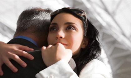 Bị ung thư nhưng bố tôi vẫn lấy được vợ trẻ đẹp và cái kết choáng váng đằng sau