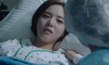 Trước lúc ngất đi vì sinh con, tôi vẫn kịp nghe thấy chồng nói: “Cứ để cô ta chết đi, anh mới có cớ rước em về làm vợ!”