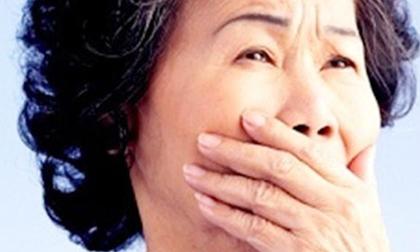 Con dâu ngày nào cũng tranh dọn dẹp nhà bếp và đi đổ rác, mẹ chồng rơi nước mắt khi biết việc động trời