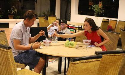 Khánh My chăm chút từng miếng ăn cho tài tử TVB tại phim trường