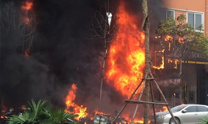 Hỏa hoạn, lửa bao trùm thiêu rụi nhiều căn nhà tại phố Trần Thái Tông