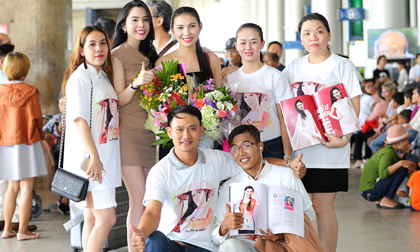 Vừa xuống sân bay, ca sĩ Mai Lệ Quyên 'bị' fans vây kín