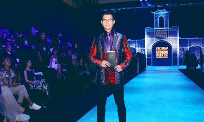 Nam vương Quốc tế Nguyễn Hải Quân lịch lãm dự show thời trang Công Trí