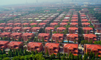 Không tin nổi cuộc sống diễn ra bên trong ngôi làng giàu nhất Trung Quốc