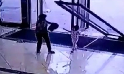 Tai nạn kinh hoàng: Bé gái 3 tuổi bị cửa kính khổng lồ đè trúng người
