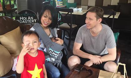 MC Thùy Minh và chồng Tây đi du lịch Hội An