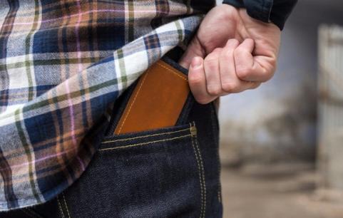 Nếu chồng hay có thói quen cất ví tiền túi quần sau, hãy yêu cầu họ thay đổi nếu không muốn chết sớm