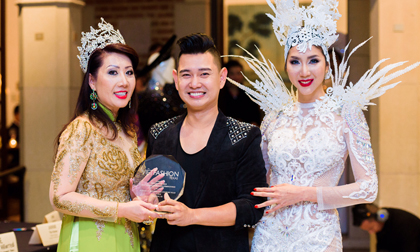 NTK Huỳnh Lợi cười rạng rỡ  trong show diễn tại Mỹ