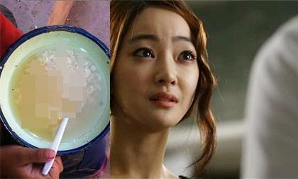 Vắng nhà nửa năm, chồng giận dữ khi thấy vợ chỉ cho mẹ chồng ăn cơm với nước rau luộc nhưng rồi rớt nước mắt khi biết sự thật