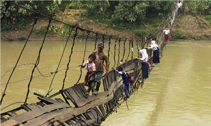 Những con đường đến trường chỉ nhìn thôi đã thấy 'tim đập chân run' 