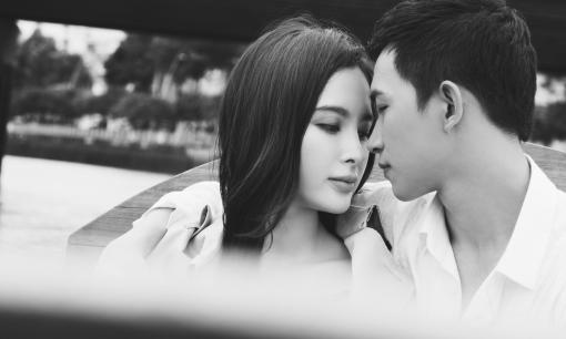 Angela Phương Trinh - Võ Cảnh lãng mạn, nhẹ hôn trán nhau trên thuyền