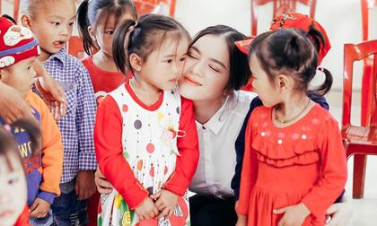 Lý Nhã Kỳ ủng hộ nửa tỷ cho đồng bào miền Trung