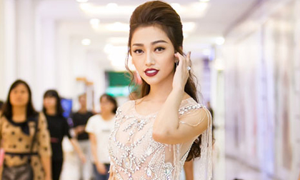 Vân Anh Scarlet khoe nhan sắc quyến rũ trong tiệc khai trương V-Fashion designers