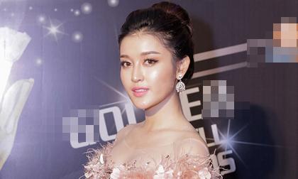 Huyền My hút hồn với vai trần hờ hững và làn da trắng nõn