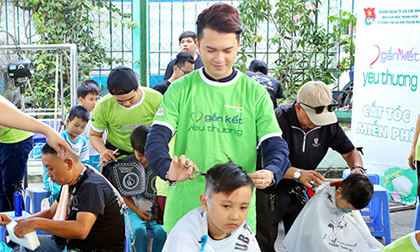 Trốn vợ mang bầu, Nam Cường đi cắt tóc cho các em học sinh nghèo