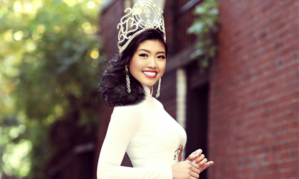 Á hậu Hứa Tú Nghi thả dáng quyến rũ với áo dài trên đường phố Mỹ