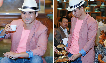 Xuân Bắc tận tình mời bánh từng khán giả một trong sự kiện