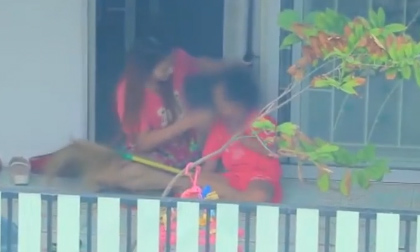 Phẫn nộ cảnh mẹ đánh đập con gái tàn nhẫn chỉ vì bé... ít nói