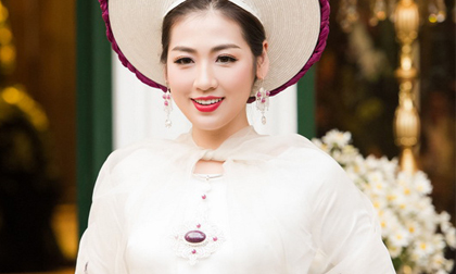 Á hậu Tú Anh làm nàng công chúa kiều diễm trong trang phục áo dài
