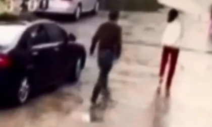 Clip người phụ nữ suýt bị bắt cóc trên phố giữa ban ngày