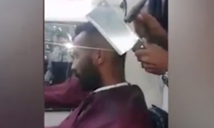 Clip dùng búa và dao chặt để cắt tóc 'gây sốt' cộng đồng mạng