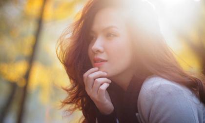 MC Đan Lê xinh đẹp ngắm lá vàng ở Hàn Quốc