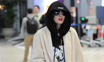 Dương Mịch lẻ loi đeo kính, trùm mũ kín bưng tại sân bay Thượng Hải