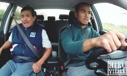 Chết cười khi bố dạy con trai lái xe