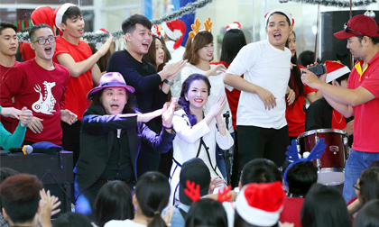 Sinh viên vây quanh hoa hậu Lê Thanh Thúy nghe chia sẻ kinh nghiệm lập nghiệp