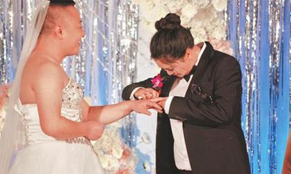 Sợ lộ béo, cô dâu bắt chú rể mặc váy cưới thay mình