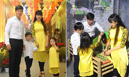 Vợ chồng Lý Hải dạy các con gói bánh tét khi tham gia Hội xuân 