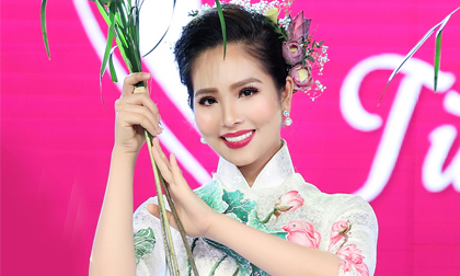 Hoa hậu Dương Kim Ánh đẹp thánh thiện trong tà áo dài sen đấu giá gây quỹ từ thiện