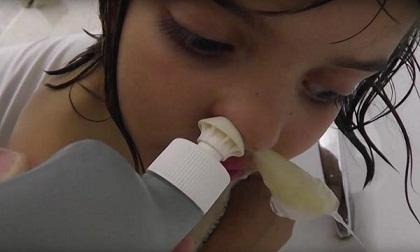 Con suốt đêm khóc vì nghẹt mũi, bố mẹ làm cách đơn giản con dể thở ngay sau đó
