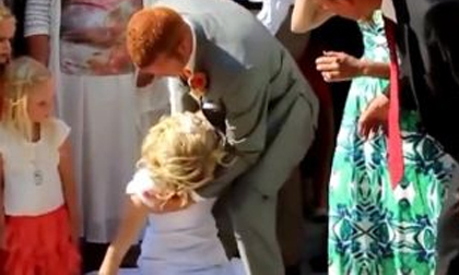 'Cười lộn ruột' với những khoảnh khắc hài hước khó đỡ trong đám cưới