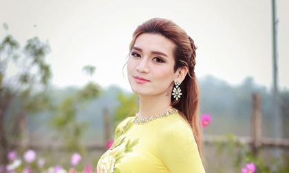 BB Trần diện áo dài khoe dáng giữa vườn hoa