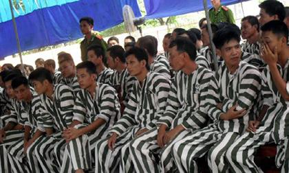 Tại sao quần áo tù nhân lại có sọc đen trắng?