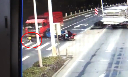 Đứng tim cảnh ô tô tải cuốn em bé vào gầm