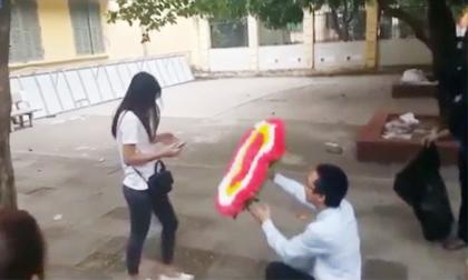 Chàng trai Việt nhận 'cái kết đắng' khi tỏ tình với bạn gái bằng vòng hoa