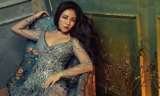 Văn Mai Hương diện đồ lấp lánh gợi cảm trong mùa lễ hội